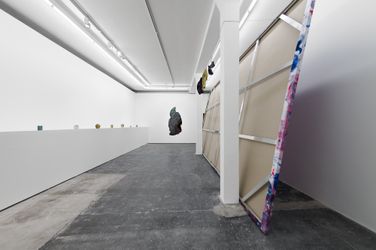 Exhibition view: Navid Nuur, When meanings get marbled, Galeria Plan B, Berlin (30 April–20 June 2021). Courtesy Galeria Plan B.