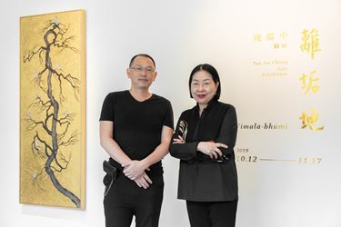 Yao Jui-chung, Vimalā - bhūmi: Beauty & Hero 離垢地：江山美人 (2019). Ink pen and gold leaf on Indian handmade paper. 200 x 300 cm. Courtesy the artist and Tina Keng Gallery, Taipei.