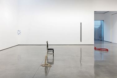 Exhibition view: Ricky Swallow, Shoulders, David Kordansky Gallery, Los Angeles (2 November–15 December 2018). Courtesy David Kordansky Gallery, Los Angeles. Photo: Fredrik Nilsen.