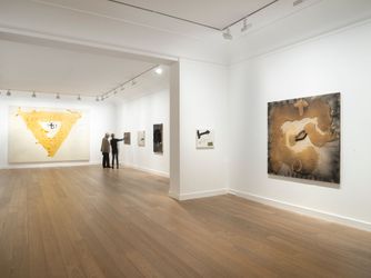 Exhibition view: Antoni Tàpies, Les Armes d'Éros, Galerie Lelong & Co., Paris, Rue de Téhéran, Paris (23 November 2023–13 January 2024). Courtesy Galerie Lelong & Co., Paris.