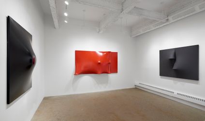 Exhibition view: Agostino Bonalumi, Robilant+Voena, New York (15 September–16 December 2022). Courtesy Robilant+Voena.