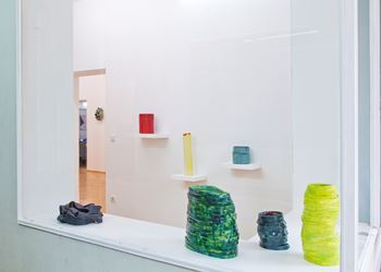Exhibition view: Claudia Terstappen, Loops, towers, ribbons, straps, Susan Boutwell Gallery, Munich (27 October–28 November 2020). Courtesy Susan Boutwell Gallery.