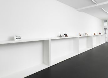 Vincent Fecteau, Untitled (2021) (installation view). Nine parts: frames, wood, acrylic, cotton, metal wire, and inkjet prints. Exhibition view: Vincent Fecteau, Florian Pumhösl, I hear the ancient music of words and words, yes, that’s it., Galerie Buchholz, Berlin (16 September–29 October 2022). Courtesy Galerie Buchholz.