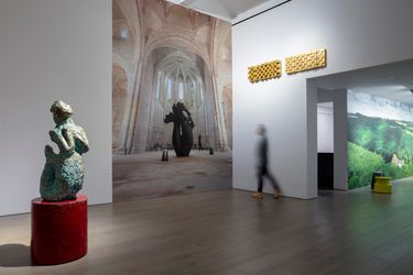 Exhibition view: Johan Creten, Strangers Welcome, Perrotin, New York (1 June–26 July 2024). © Johan Creten/ADAGP, Paris, and ARS, New York 2024. Courtesy the artist and Perrotin. Photo: Guillaume Ziccarelli.