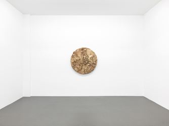 Jason Martin, Tondo (2018). Exhibition view: Jason Martin, Vertigo, Buchmann Galerie, Berlin (28 September–3 November 2018). Courtesy Buchmann Galerie.