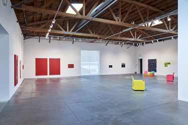 Exhibition view: Mary  Heilmann,  Memory Remix, Hauser  &  Wirth, Los  Angeles (23 June–23 September 2018). ©  Mary  Heilmann. Courtesy  the  artist  and  Hauser  &  Wirth. Photo:  Mario  de  Lopez.