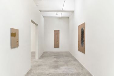 Exhibition view: Kim Tschang-Yeul, The Stillness of Water, Tina Kim Gallery, New York (9 September–30 October 2021). Courtesy the artist’s estate and Tina Kim Gallery. Photo © Hyunjung Rhee.