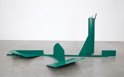 Anthony Caro, Larry's Land (1970). Steel, painted green. 170 x 600 x 305 cm. Courtesy Galerie Max Hetzler. 