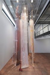 Exhibition view: Cecilia Vicuña, Quipu Girok (Knot Record), Lehmann Maupin, Seoul (18 February–24 April 2021). ​Courtesy the artist and Lehmann Maupin, New York, Hong Kong, Seoul, and London. Photo: OnArt Studio.