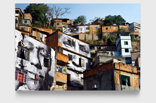 28 Millimètres, Women are Heroes, Action dans la Favela Morro da Providência, Maria de Fatima, day view, Rio de Janeiro, Brésil, 2008 by JR contemporary artwork
