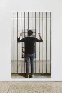 Uomo che guarda attraverso la gabbia by Michelangelo Pistoletto contemporary artwork photography