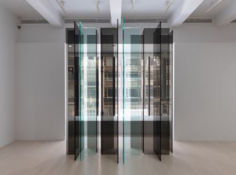 Exhibition view: Robert Irwin, New “SCULPTURE/CONFIGURATIONS,”  Pace Gallery, 32 East 57th Street, New York (11 May–17 August 2018). © 2018 Robert Irwin/Artists Rights Society (ARS), New York. Courtesy Pace Gallery. Photo: Tom Barratt.