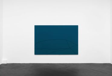 Florian Pumhösl, Verformtes Relief (Warped Relief) Cobalt 21.2 (2021). Acrylic on lead. 160 x 240 cm. Exhibition view: Florian Pumhösl, Galerie Buchholz, Berlin (16 September–29 October 2022). Courtesy Galerie Buchholz.