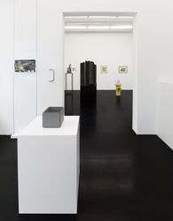 Exhibition view: Group Exhibition, Bells, Galerie Buchholz, Cologne (24 September–29 October 2022). Courtesy Galerie Buchholz.