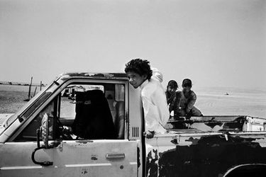 Samer Mohdad, Bedouin women driving a car in the Empty Quarter, Sharoura, Saudi Arabia (2003). Gelatin silver print. 40 x 60. Courtesy Galerie Tanit.
