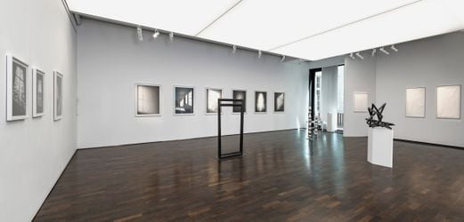 Exhibition view: Simon Schubert, Reflections, Galerie Thomas, Munich (9 September–15 October 2022). Courtesy Galerie Thomas.