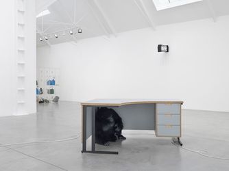 Exhibition view: Ryan Gander, PUNTO!, Lisson Gallery, London (14 September–28 October 2023). Courtesy the artist and Lisson Gallery.