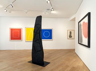 Exhibition view: David Nash, Red, Black & Blue, Galerie Lelong & Co., 38 Avenue Matignon, Paris (23 January–7 March 2020). Courtesy Galerie Lelong & Co. Paris.