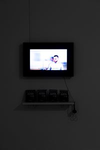 Fuat Eşrefoğlu Lahmacun Yiyiyor, Andy Warhol’a Saygı Durulamayışı/Fuat Eşrefoğlu Eating A Lahmacun, Failed Tribute To Andy Warhol by Gizem Karakaş contemporary artwork installation