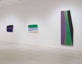Exhibition view: Noland, Flares, Pace Gallery, New York (5 March–14 August 2020). © The Kenneth Noland Foundation. Courtesy Pace Gallery.