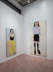 Exhibition view: Chantal Joffe, Teenagers, Lehmann Maupin, Seoul (12 November 2020–29 January 2021). © Chantal Joffe. Courtesy the artist and Victoria Miro. Presented by Lehmann Maupin, Seoul. Photo: OnArt Studio.