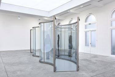 Exhibitition view: Dan Graham, New Work, Marian Goodman Gallery, Paris (7 November 2019–11 January 2020). Courtesy Marian Goodman Gallery. 