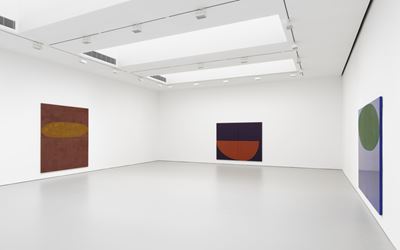 Exhibition view: Suzan Frecon, recent oil paintings, David Zwirner, 19th Street, New York (14 September–14 October 2017). Courtesy David Zwirner, New York.