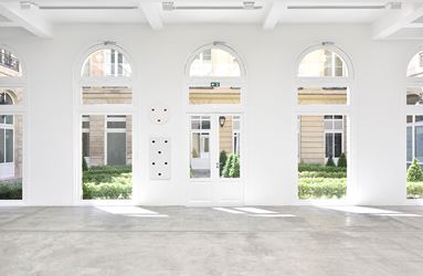 Exhibition view: Niele Toroni, Un tout de différences, Galerie Marian Goodman, Paris (16 May–25 July 2020). Courtesy the artist and Marian Goodman Gallery. Photo credit: Rebecca Fanuele.