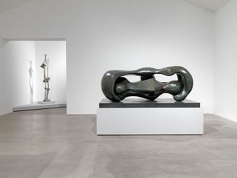 Exhibition view: Henry Moore, Shared Form, Hauser & Wirth, Somerset (27 May–4 September 2022). Courtesy Hauser & Wirth. Photo: Ken Adlard.
