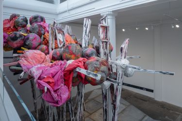 Installation view: Phyllida Barlow, glimpse, Hauser & Wirth, Los Angeles, (17 February–8 May 2022). © Phyllida Barlow. Courtesy the artist and Hauser & Wirth. Photo: Zak Kelley.