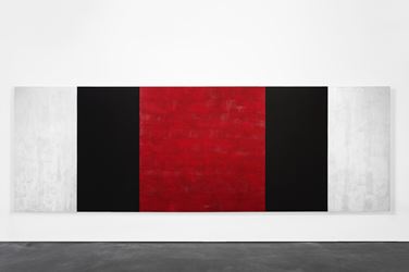 Mary Corse, Untitled (White, Black, Red, Beveled) (2019). Glass microspheres in acrylic on canvas. 78 x 216 inches / 198.1 x 548.6 cm. © Mary Corse. Courtesy Kayne Griffin Corcoran.