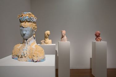 Linda Marrinon, Plaster Busts, 2014, Exhibition view, Roslyn Oxley9 Gallery, Sydney. Courtesy Roslyn Oxley9 Gallery, Sydney.