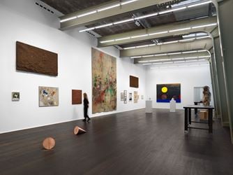 Exhibition view: Group Exhibiiton, Tables, Carpets & Dead Flowers, Hauser & Wirth, Zürich (17 November–21 December 2018 ). © the artists / estates. Courtesy the artists / estates and Hauser & Wirth. 