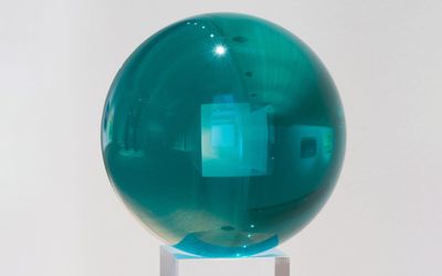 Helen Pashigan, Untitled (2021). Cast epoxy with insert on custom artist pedestal. 6 x 6 x 6 inches. Courtesy the artist and Lehmann Maupin, New York, Hong Kong, Seoul, and London.