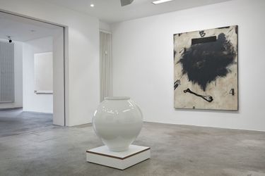 Exhibition view: Joong Baek Kim, Kang Minsoo, The Transcendence of White, Jarilager Gallery, Cologne (21 October–17 December 2023). Courtesy Jarilager Galler, Cologne/Seoul/London.