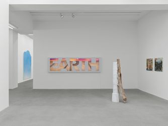 Exhibition view: EARTHING, Galerie Eva Presenhuber, Waldmannstrasse, Zurich, (11 June–30 July 2022). © the artists. Courtesy the artists and Galerie Eva Presenhuber.