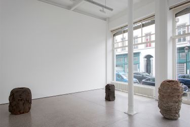 Exhibition view: Johannes Esper, Drei oder mehr Stücke ohne Titel, Galerie Greta Meert, Brussels (26 February–9 April 2016). Courtesy Galerie Greta Meert. 