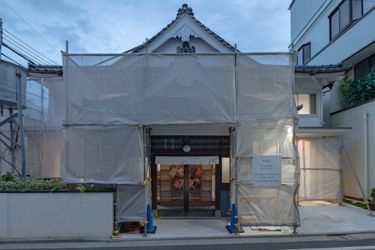 Exhibition view: mé, Just a world, SCAI THE BATHHOUSE, Tokyo (6 July–7 August 2021). Courtesy the artist and SCAI THE BATHHOUSE. Photo by Nobutada Omote.  ©️mé