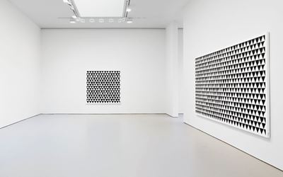Exhibition view: Bridget Riley, David Zwirner, New York (4 November–19 December 2015). Courtesy David Zwirner. 