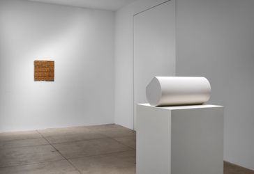Exhibition view: Delcy Morelos and Ettore Spalletti, Esa Esquina Soy Yo, Marian Goodman Gallery, New York (13 March–20 April 2024). Courtesy Marian Goodman Gallery.