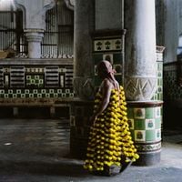 Le porteur d'œillets d’Inde à Calcutta, Inde by Denis Dailleux contemporary artwork photography