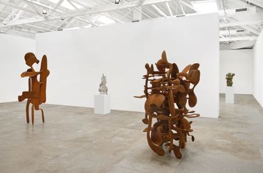 Exhibition view: Tony Cragg, Marian Goodman Gallery, Los Angeles (26 April–29 June 2024). Courtesy Marian Goodman Gallery.