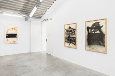 Exhibition view: Antoni Tàpies, The Wall: Antoni Tàpies, Almine Rech, Brussels (7 September–4 November 2023). Courtesy Almine Rech.