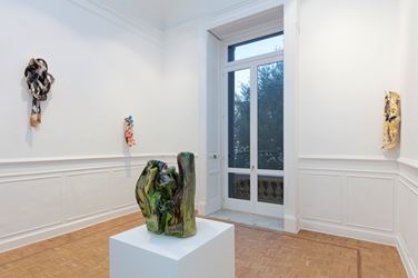 Exhibition view: Lynda Benglis, Spettri,  Thomas Dane Gallery, Naples (17 December 2019–14 March 2020). © Lynda Benglis. Courtesy the artist, Thomas Dane Gallery and Pace Gallery. Photo: Amedeo Benestante.