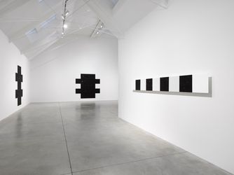 Exhibition view: Mary Corse, Variations, Lisson Gallery, Bell Street, London (6 October–7 November 2020). © Mary Corse. Courtesy Lisson Gallery.