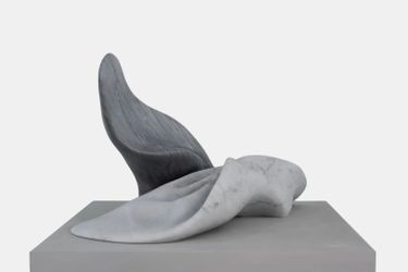 Vuslat, Calm Tide (2022). Carrara Bianco and Bardiglio Nuvolato Marble. 142 x 56 x 32 cm. Courtesy Pi Artworks, London. 