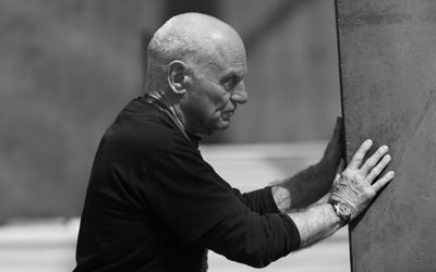 Richard Serra during the installation of Promenade (2008) at the Grand Palais on the occasion of Monumenta, Paris, 2008.