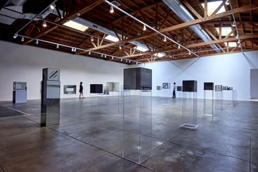 Exhibition view: Larry  Bell, Complete Cubes, Hauser  &  Wirth, Los  Angeles (23 June–23 September 2018). ©  Larry  Bell. Courtesy  the  artist  and  Hauser  &  Wirth. Photo:  Mario  de  Lopez. 