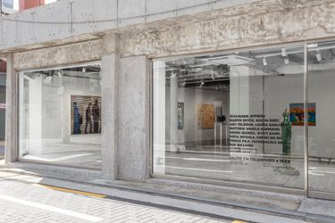 Exhibition view: Group exhibition, Galerie Eva Presenhuber, Taxa, Seoul (6 September–28 October 2023). Courtesy the artists and Galerie Eva Presenhuber, Zurich / Vienna. Photo: Sebastiano Pellion di Persano.