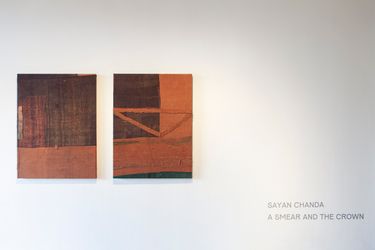 Exhibition view: Sayan Chanda, A Smear and the Crown, Jhaveri Contemporary, Mumbai (8 September–8 October 2022). Courtesy Jhaveri Contemporary.
